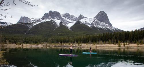 canmore rocky mountain inn header background